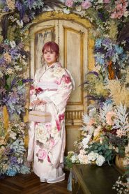 くすみピンクに花柄の振袖を着た女の子