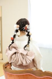 編み下ろしのツインテールスタイルの振袖女子