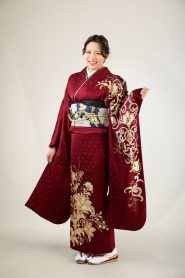 ワインレッドに金彩が施された和田光正の振袖を身にまとった高身長な女性
