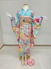 水色に水玉と黄色ピンクのバラ柄振袖