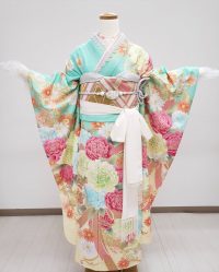 ミントグリーンにピンクのバラの洋柄振袖