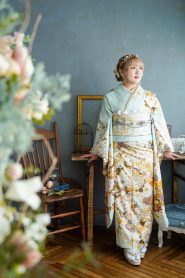 淡い水色に白金の古典柄を来た女の子