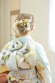白金系のかわいい髪飾りのヘアセット