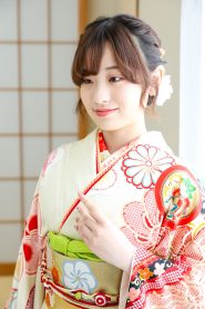 左右で刺繍の模様が異なる半衿を付けたかわいい振袖コーデ
