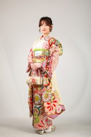 クリーム地にピンク赤の大きなねじり梅が描かれた振袖コーデ
