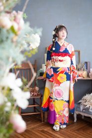 ネイビーにオレンジ黄色ピンクの大きな花が描かれたモダンな振袖コーデ