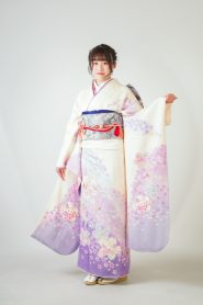 白地に淡いラベンダーで桜柄がぼかしになったかわいい振袖を着た前撮り写真