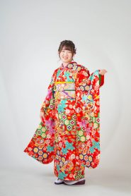 細かい古典柄が散りばめられた赤い振袖の女の子