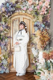 白地の総レース振袖でオールホワイトコーデのかわいい成人式女性