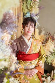 白いフリルがしっかりと目立つ重ね衿を使ったかわいい振袖コーデ