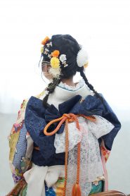 レースの帯揚げを兵児帯として後ろでアクセントにした振袖の帯結び