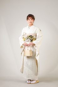 白地にラインストーンだけの振袖を着た女の子（草履）
