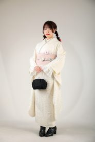 白地にラインストーンだけの振袖を着た女の子（ブーツ）