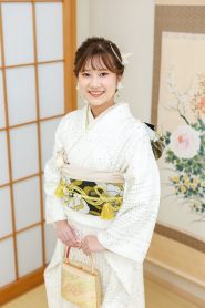 白地にラインストーンだけの振袖を着た女の子（草履）