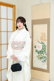 白地にラインストーンだけの振袖を着た女の子（ブーツ）