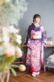 紫にピンクグラデーションの花をメインにした新古典柄振袖