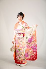 サーモンピンクオレンジに白赤ぼかしに紫のバラが描かれた洋柄振袖コーデ