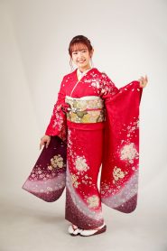 濃いローズピンクから紫ぼかしに細かい桜柄のスッキリした振袖コーデ