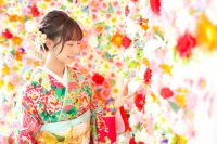 水色にぎっしり柄が描かれた大正時代の振袖を再現したレトロモダンな振袖