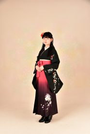 卒業袴 黒着物にショッキングピンクグラデ袴コーデ写真