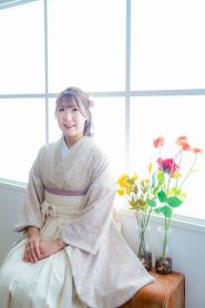 清楚なスタイルなら「白・ベージュ系」袴写真