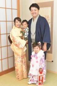 七五三という特別な日に家族揃って和服を着て出かけることで、より一層思い出に残る一日になります。