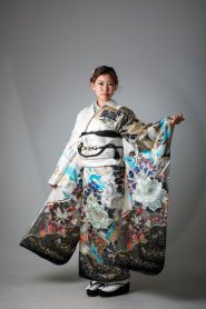 「かっこいい」印象を与える振袖の色