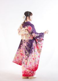 紫にピンクの振袖で成人式前撮り