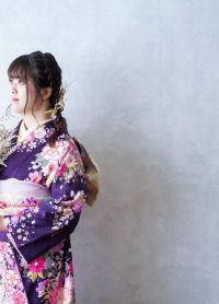 紫にピンクの振袖で成人式前撮り