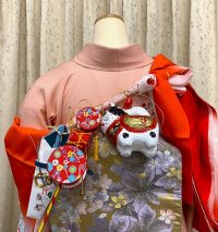 初着のレンタルでは、着物本体だけでなく、帽子やよだれかけ（スタイ）、お守り袋・おもちゃなど、小物も必要