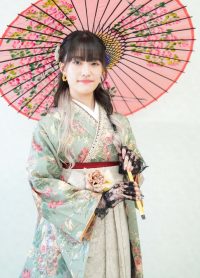緑の花柄着物＋グレー袴の大学生卒業式コーデ