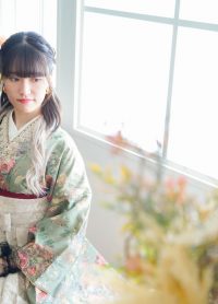 緑の花柄着物＋グレー袴の大学生卒業式コーデ