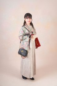 最近ではあえて卒業式袴のブーツ姿に洋装用のバッグを合わせるのがトレンド。
