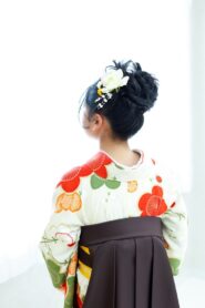 首元がすっきりするため、袴の美しい襟足のデザインを際立たせるアップスタイル