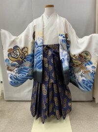 黒よりも優しく、紺色の袴はきりっとした印象