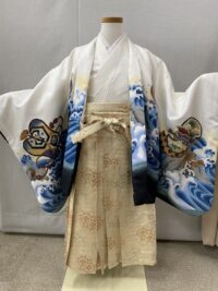 明るく華やかに：ゴールドの袴