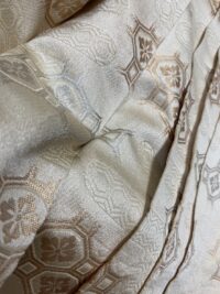 明るく華やかに：ゴールドの袴拡大