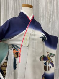 写真のように着て合わさりをみる2