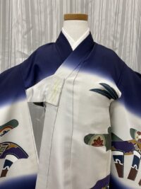 写真のように着て合わさりをみる1