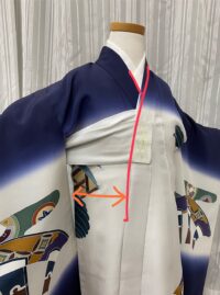 写真のように着て合わさりをみる4