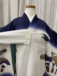 写真のように着て合わさりをみる3