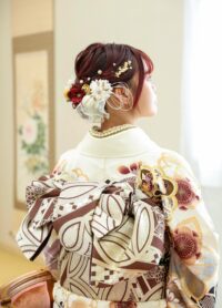 【2026年成人式前撮り】白地に茶・ベージュの振袖コーデ