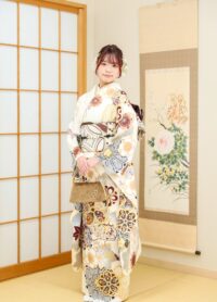 【2026年成人式前撮り】白地に茶・ベージュの振袖コーデ